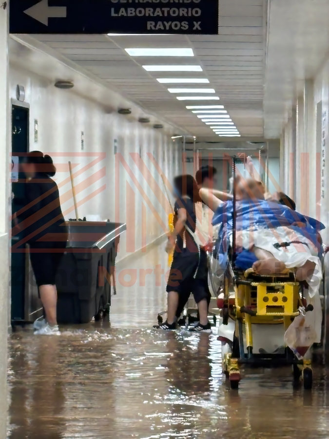 Evacúan Hospital General de Ensenada tras fuerte inundación